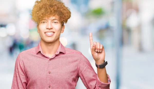 Unga Stiliga Affärsman Med Afro Hår Visar Och Pekar Uppåt — Stockfoto