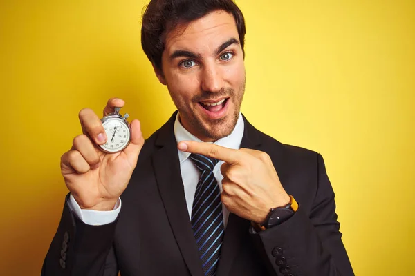 Jonge Knappe Zakenman Holding Stopwatch Staande Geïsoleerde Gele Achtergrond Zeer — Stockfoto