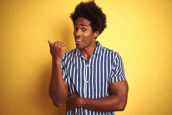 Американский Мужчина Афро Волосами Полосатой Рубашке Стоит Изолированном Желтом Фоне — стоковое фото