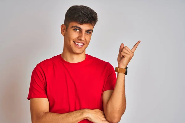 Homem Indiano Jovem Vestindo Camiseta Vermelha Sobre Fundo Branco Isolado — Fotografia de Stock