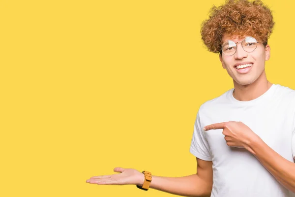 Jonge Knappe Man Met Afro Haar Bril Verbaasd Lachend Naar — Stockfoto