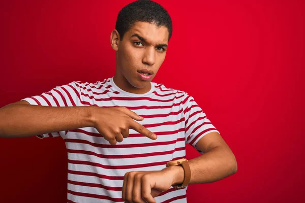 Jovem Bonito Árabe Homem Vestindo Listrado Shirt Sobre Isolado Vermelho — Fotografia de Stock