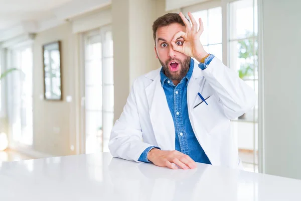 Gutaussehender Arzt Arztkittel Der Klinik Der Mit Überraschtem Gesicht Augen — Stockfoto