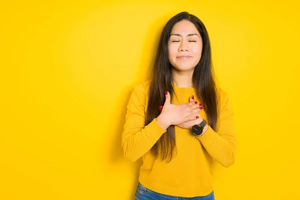 Hermosa Mujer Morena Sobre Fondo Amarillo Aislado Sonriendo Con Las — Foto de Stock