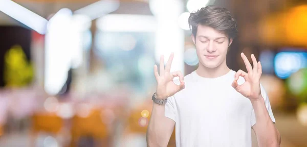 Joven Hombre Guapo Vistiendo Casual Camiseta Blanca Sobre Fondo Aislado —  Fotos de Stock