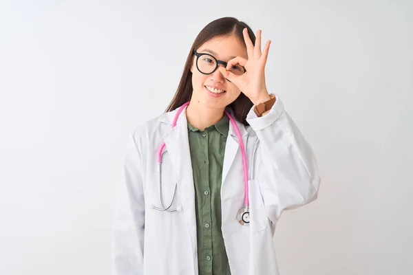 Mladá Čínská Žena Rozloučenou Nosí Brýle Stetoskop Nad Izolovaným Bílým — Stock fotografie