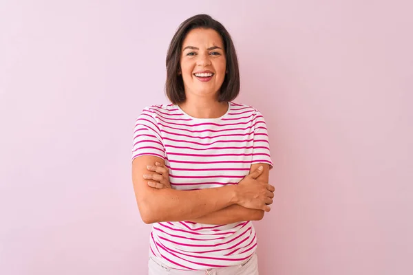 Jonge Mooie Vrouw Dragen Gestreepte Shirt Staande Geïsoleerde Roze Achtergrond — Stockfoto