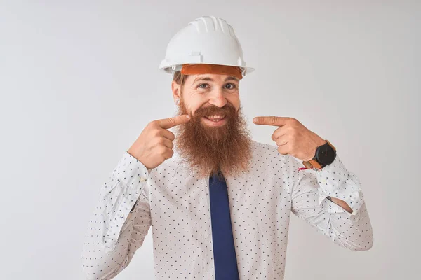 Joven Arquitecto Irlandés Pelirrojo Con Casco Seguridad Sobre Fondo Blanco —  Fotos de Stock