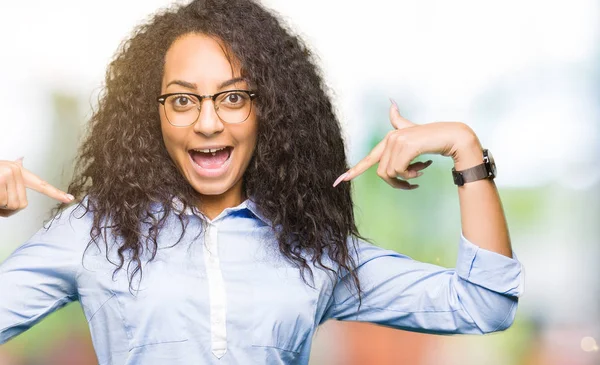 Young Beautiful Business Girl Curly Hair Wearing Glasses Looking Confident — Stock Photo, Image
