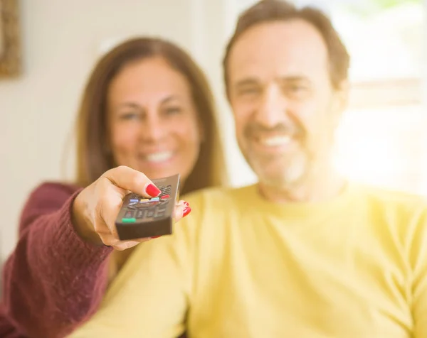 Romantique Couple Âge Moyen Regarder Télévision Sur Canapé Maison — Photo