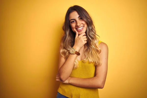 Jonge Mooie Vrouw Dragen Shirt Gele Geïsoleerde Achtergrond Kijken Vol — Stockfoto