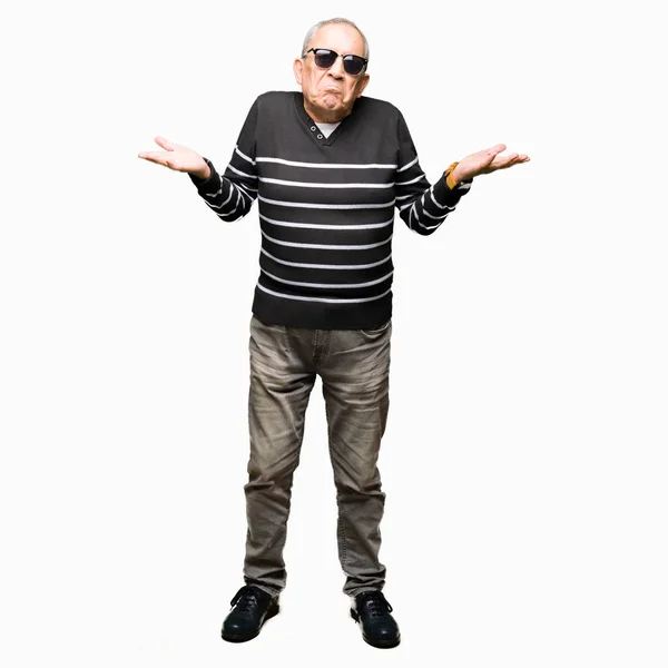 Przystojny Starszy Człowiek Ubrany Zimowy Sweter Okulary Clueless Mylić Wyrażenie — Zdjęcie stockowe