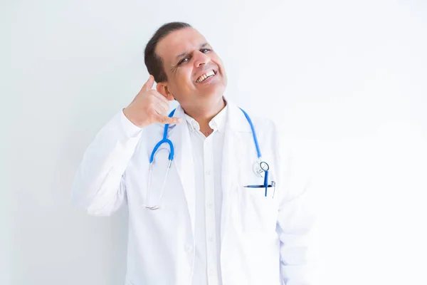 Médico Mediana Edad Hombre Usando Estetoscopio Abrigo Médico Sobre Fondo — Foto de Stock