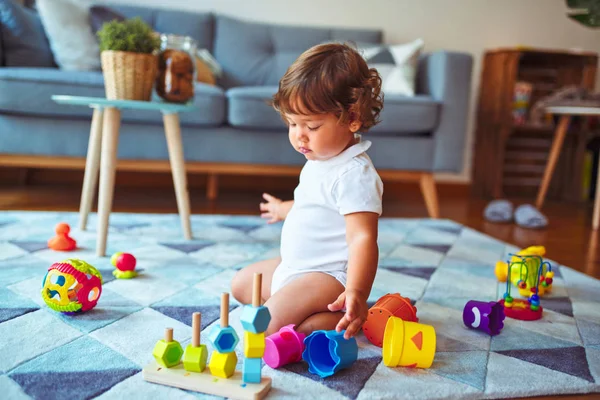 Красива Дівчинка Малюк Грає Іграшками Килимі — стокове фото