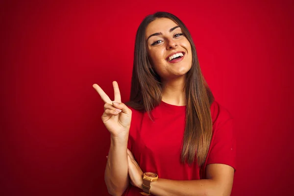 Jovem Mulher Bonita Vestindo Camiseta Sobre Fundo Vermelho Isolado Sorrindo — Fotografia de Stock