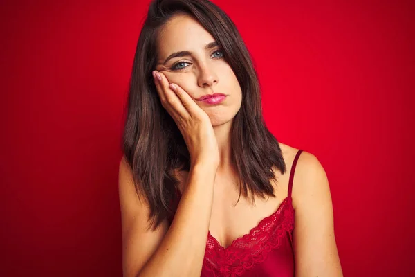 Joven Hermosa Mujer Vistiendo Lencería Sexy Sobre Fondo Rojo Aislado — Foto de Stock