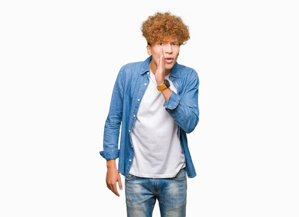 Ung Stilig Man Med Afro Hår Bär Denim Jacka Hand — Stockfoto