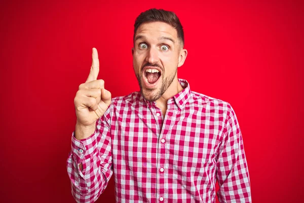 Joven Hombre Guapo Sobre Fondo Rojo Aislado Apuntando Con Dedo —  Fotos de Stock