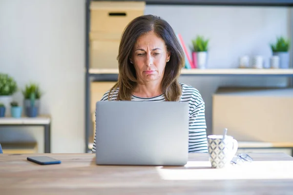 컴퓨터 노트북을 사용하여 집에서 테이블에 여성은 우울하고 고민에 분노와 두려워 — 스톡 사진