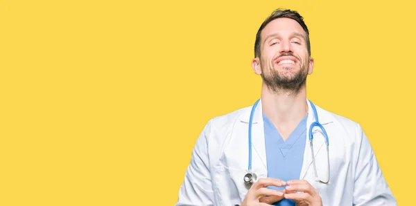 Bello Medico Uomo Indossa Uniforme Medica Sfondo Isolato Mani Insieme — Foto Stock