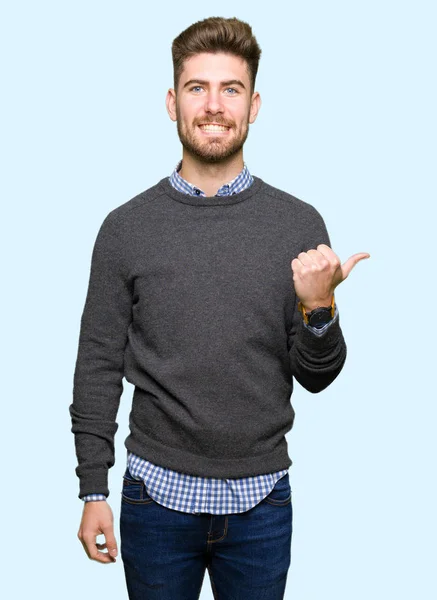 Joven Hombre Elegante Guapo Sonriendo Con Cara Feliz Mirando Señalando — Foto de Stock