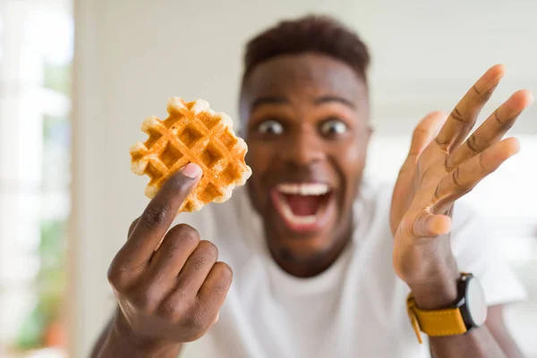 Africano Americano Homem Comendo Doce Waffle Belga Muito Feliz Animado — Fotografia de Stock