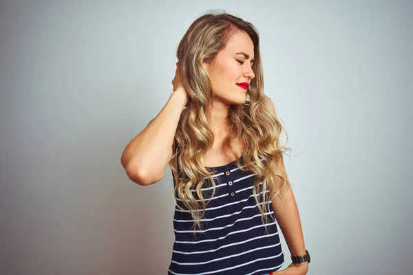 Jovem Mulher Bonita Vestindo Listras Shirt Sobre Fundo Isolado Branco — Fotografia de Stock