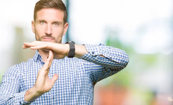 Schöner Geschäftsmann Mit Blauen Augen Bei Der Auszeit Geste Mit — Stockfoto