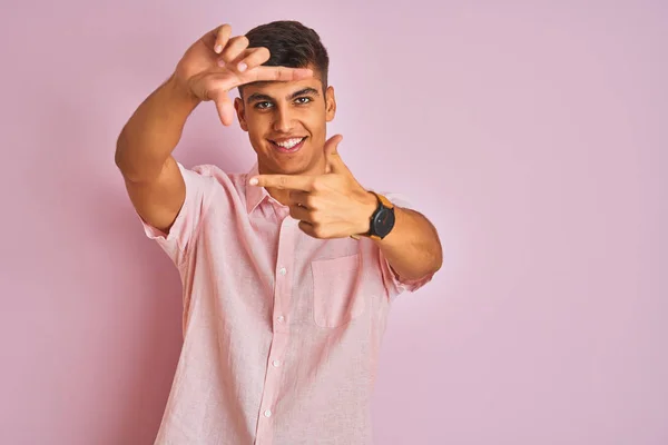 Młody Indyjski Mężczyzna Ubrany Casual Shirt Stoi Białym Tle Różowy — Zdjęcie stockowe
