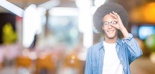 Młody Człowiek African American Afro Włosów Okularach Robi Gest Ręką — Zdjęcie stockowe