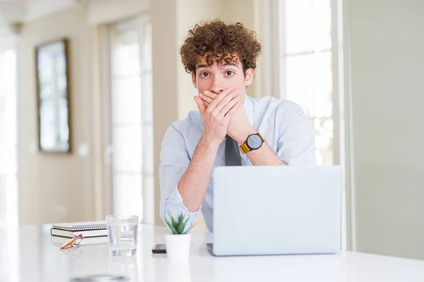 Ofiste Bilgisayar Dizüstü Bilgisayarıyla Çalışan Genç Adamı Hata Yüzünden Ağzıyla — Stok fotoğraf