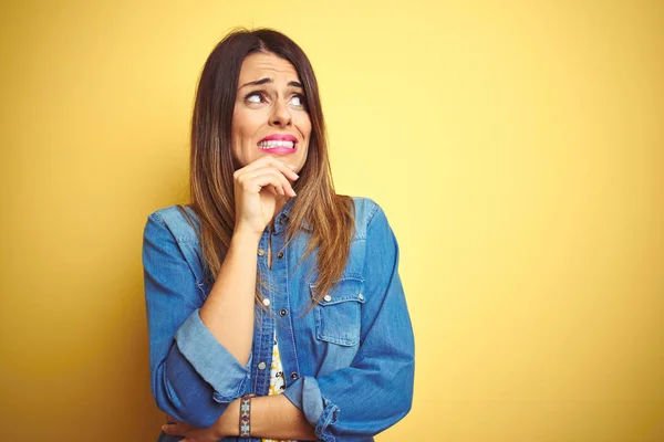 Giovane Bella Donna Piedi Sfondo Giallo Isolato Pensando Preoccupato Una — Foto Stock