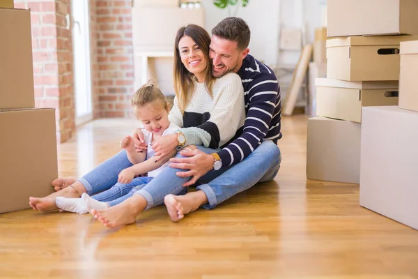 Hermosa Familia Con Niño Nuevo Hogar — Foto de Stock