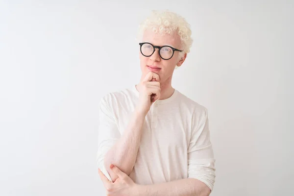 Genç Albino Sarışın Adam Shirt Gözlük Giyen Çene Üzerinde Ile — Stok fotoğraf
