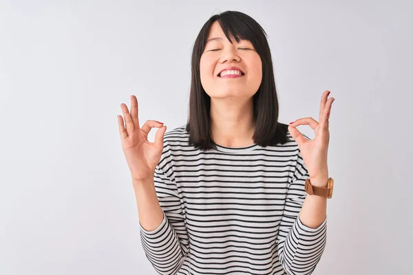 Jonge Mooie Chinese Vrouw Dragen Zwart Gestreepte Shirt Geïsoleerde Witte — Stockfoto