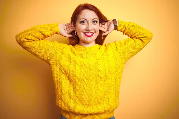 Mulher Ruiva Bonita Usando Camisola Inverno Sobre Fundo Amarelo Isolado — Fotografia de Stock