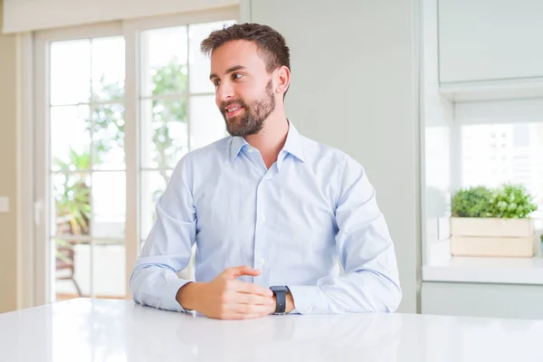 Hombre Negocios Guapo Mirando Hacia Otro Lado Con Sonrisa Cara —  Fotos de Stock