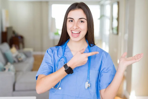 Vacker Ungsjuksköterska Kvinna Klädd Uniform Och Stetoskop Kliniken Förvånad Och — Stockfoto