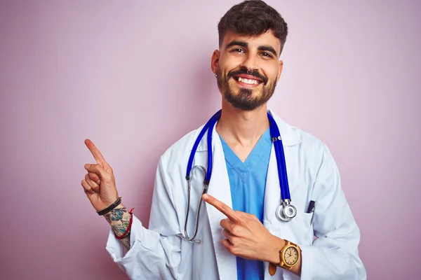 Jovem Médico Homem Com Tatuagem Vestindo Estetoscópio Sobre Fundo Rosa — Fotografia de Stock