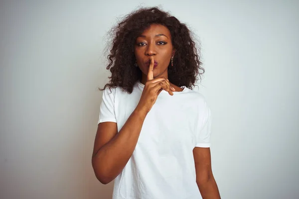 Jonge Afro Amerikaanse Vrouw Draagt Shirt Staande Geïsoleerde Witte Achtergrond — Stockfoto