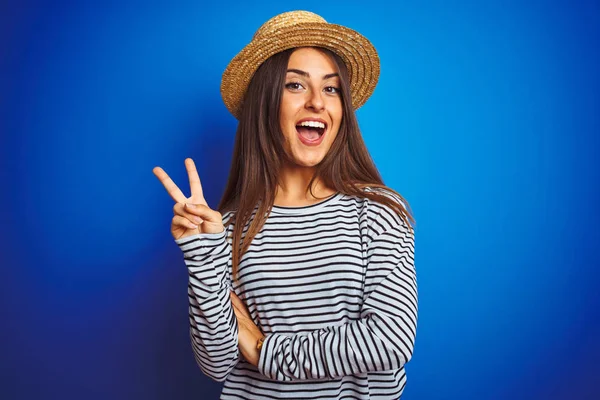 Joven Hermosa Mujer Con Camiseta Rayas Marina Sombrero Sobre Fondo —  Fotos de Stock