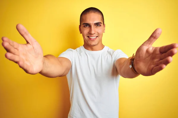 Unga Kaukasiska Man Bär Casual Vit Shirt Över Gul Isolerad — Stockfoto