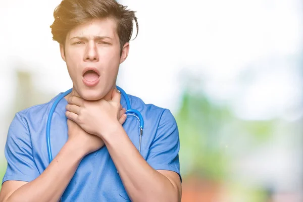 Jovem Médico Vestindo Uniforme Médico Sobre Fundo Isolado Gritando Sufocar — Fotografia de Stock