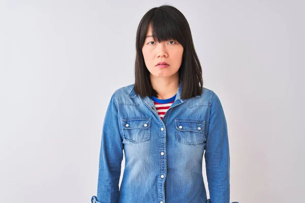 Jonge Mooie Chinese Vrouw Dragen Denim Shirt Geïsoleerde Witte Achtergrond — Stockfoto