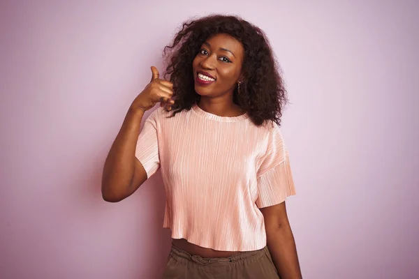 Jonge Afro Amerikaanse Vrouw Dragen Shirt Staande Geïsoleerde Roze Achtergrond — Stockfoto