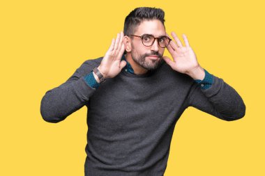 Her iki kulak jest, dedikodu için meraklı ellerde dinliyoruz izole arka plan üzerinde gözlük takan yakışıklı delikanlı. İşitme sorunu, sağır