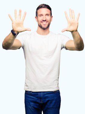 Yakışıklı adam gösterilen ve parmakları ile işaret casual beyaz t-shirt giyen kendinden emin ve mutlu gülümseyerek süre on numara.