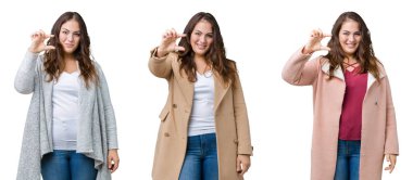 Güzel artı boyutu kadın kolaj izole arka plan üzerinde kış ceket giyen gülümseyerek ve emin el parmakları ile boyut işareti yaparken ve kamera ile gesturing. Ölçü kavramı.