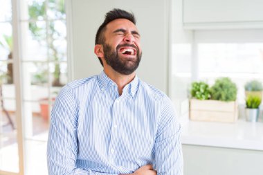 Yakışıklı adam, büyük bir gülümseme ile yüz gösteren neşeli gülümseyen