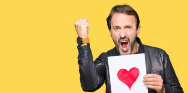 Yakışıklı orta yaş erkek holding kağıt kırmızı kalp ile öfke, çılgın ve yükseltilmiş eliyle diye bağıran rahatsız ve hayal kırıklığına uğramış öfke kavramı bağırarak